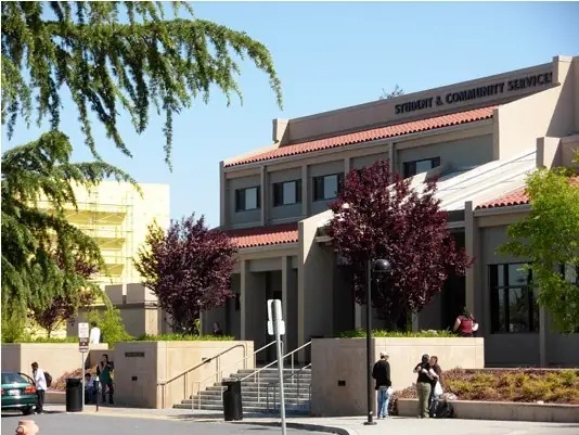 山麓和迪安萨社区学院- 山麓学院